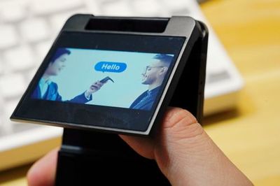 訊飛雙屏翻譯機(jī):雙屏+領(lǐng)夾麥+無(wú)需操控 翻譯機(jī)的終極形態(tài)?